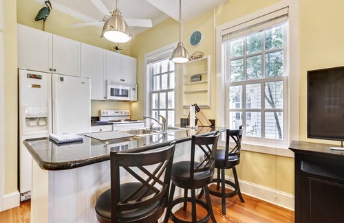 Historic Seaport House | Lazy Gecko by AvantStay | Walk to Duval St in Key West! | Month Long Stays Only
