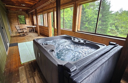 Malone House | Lazy Moose Lodge w/Panoramic Mountain Views and Hot Tub