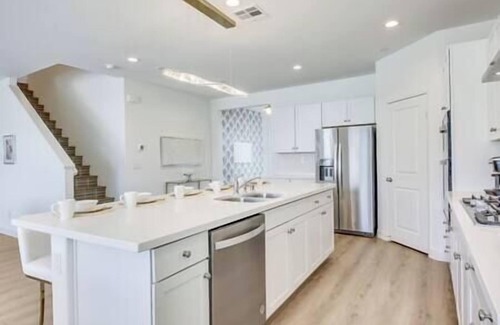 Coachella House | Lazy River, pickleball, g’room, fun in the desert!