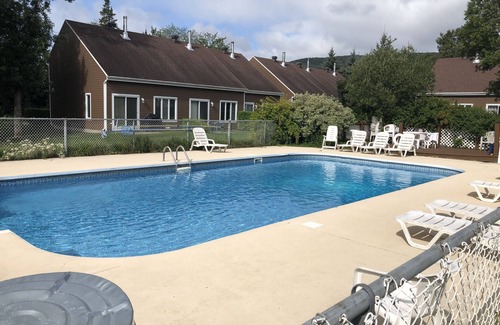 Beaupre House | Le 422, a stone's throw from the mountain