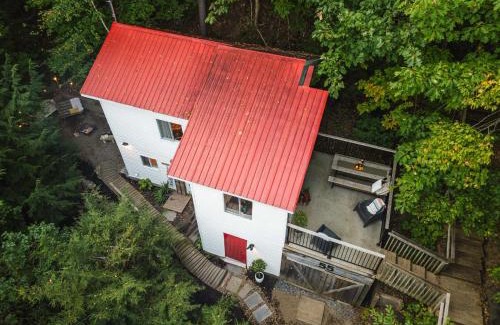 Potton Ski Chalet | Le 55 Howard - Spa Shower Memphre Lake OwlsHead