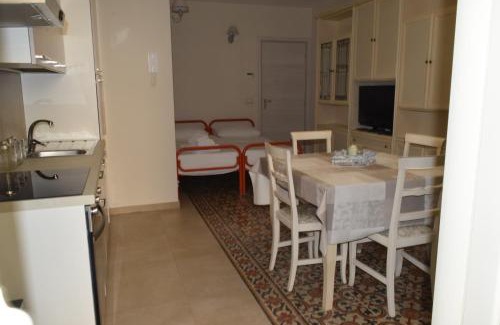 Milazzo Apartment | le antiche mura -casa con giardino
