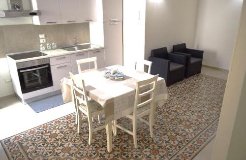 Milazzo Apartment | le antiche mura -casa con giardino
