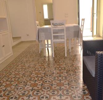 Milazzo Apartment | le antiche mura -casa con giardino
