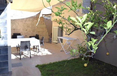 Milazzo Apartment | le antiche mura -casa con giardino