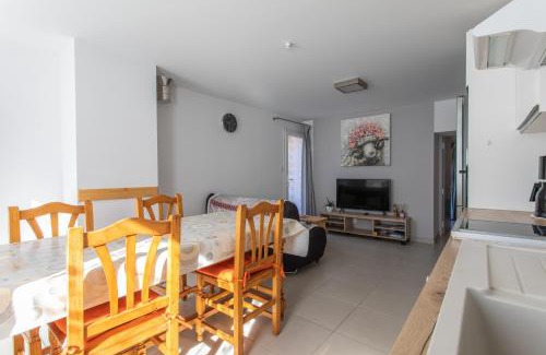 Embrun Apartment | Le bélier 2nd étage avec balcon au centre ville d'Embrun climatisé