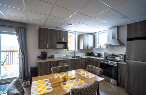 Les Collines-de-l'Outaouais Regional County Municipality Cabin | Le Bellevue Modern Lodge