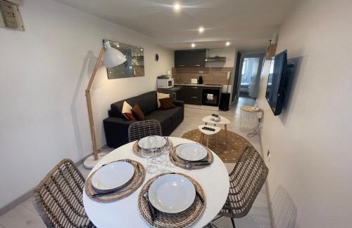 Centre Ville Apartment | Le Boinot - Patio privé, wifi haut débit, Netflix, stationnement gratuit