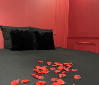 La Ferte-Gaucher House | Le boudoir rouge - Loveroom luxueuse pour couples