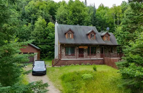 St-Adolphe-d'Howard Ski Chalet | Le Bûcheron Rustic Chalet with Spa and Lake Access