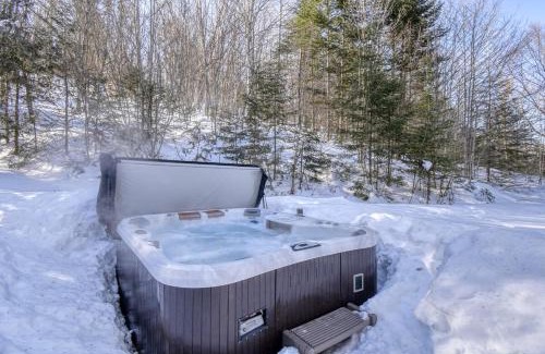 St-Adolphe-d'Howard Ski Chalet | Le Bûcheron Rustic Chalet with Spa and Lake Access