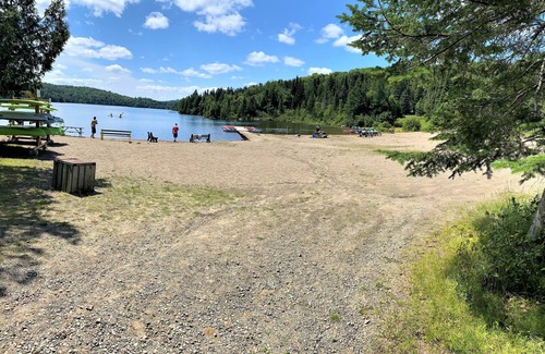 Sainte-Lucie-des-Laurentides Cabin | Le2140, Chalet rustique avec plage au Lac Sarrazin
