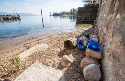 Toscolano Maderno Apartment | Le Camerine Apartment Water Front