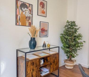 Montargis Apartment | Le Canal,Hyper centre, Cosy, fibre, parking privée, 1 a 4 pers