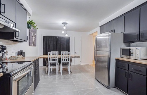 Laval Apartment | Le Cardinal Moderne-Wi-Fi rapide. Family-sized all included!