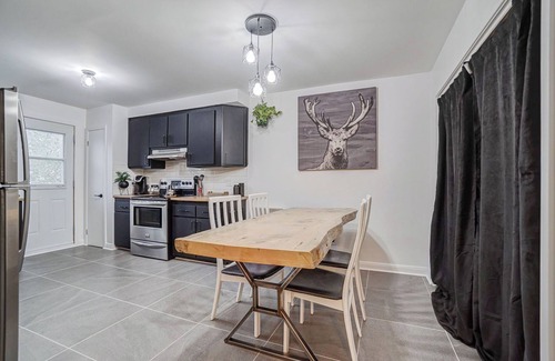 Laval Apartment | Le Cardinal Moderne-Wi-Fi rapide. Family-sized all included!