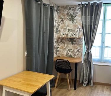 Riom Apartment | LE CATELE - Studio RIOM - 3 pers - Vulcania - Puy de Dôme - Proche Clermont Ferrand