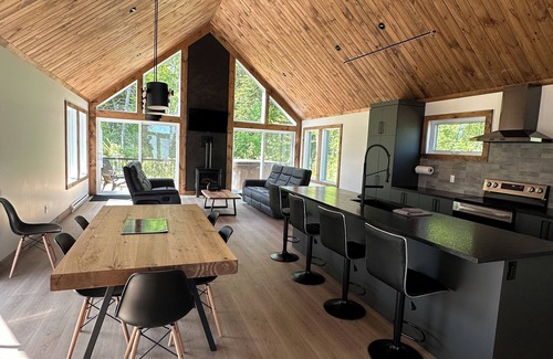 Saint Ferreol les Neiges House | Le chalet Polaire au Mont-Sainte-Anne, bikes, skis et pets frendly!