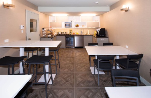 Cote-Des-Neiges—Notre-Dame-De-Grace Hotel | Le Chabrol Hotel & Suites