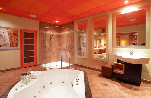Cote-Des-Neiges—Notre-Dame-De-Grace Hotel | Le Chabrol Hotel & Suites