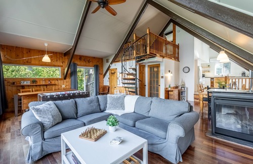 St-Adolphe-d'Howard Ski Chalet | Le Chalet Bleu ❅ Quiet by the Lake ☼ Canoe & Kayak