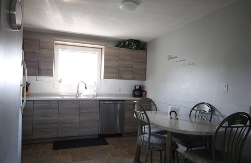 Cochrane House | Le Chalet 4BR 2 BA + Large Parking