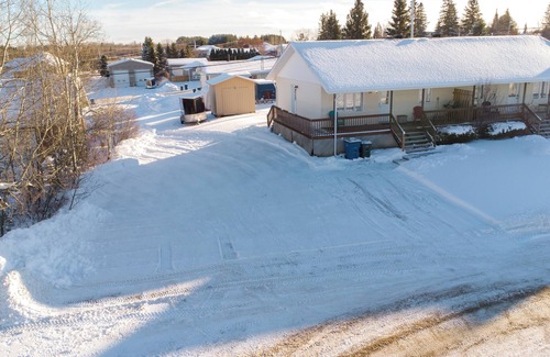 Cochrane House | Le Chalet 4BR 2 BA + Large Parking