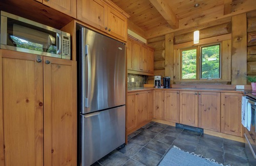 Les Pays-d'en-Haut Regional County Municipality Ski Chalet | Le Chic Traditionnel - Spa & Mountains