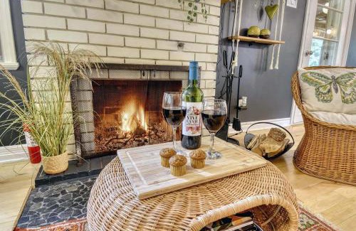 Brebeuf House | Le Chickadee Chalet, Near Mont-Tremblant, River & Beach View, Wooded Area