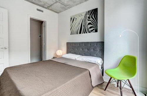 Quartier des Spectacles Apartment | Le CINQ