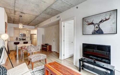 Quartier des Spectacles Apartment | Le CINQ