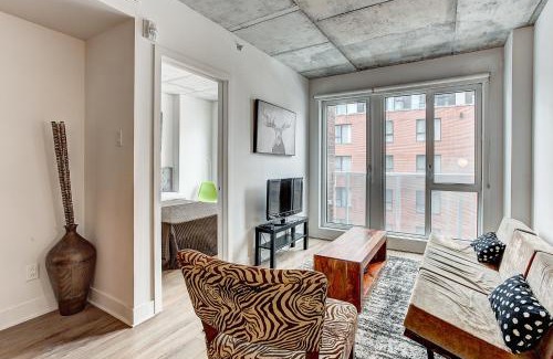 Quartier des Spectacles Apartment | Le CINQ