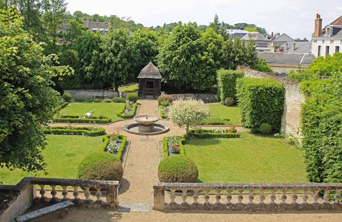 Amboise Apartment | Le Clos Renaissance: Spacious apartement Hôtel particulier 15th in the heart of Amboise