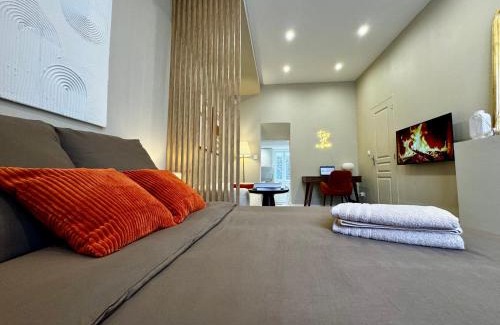 Sens Apartment | Le Cloud - By BEST KEYS - Idéal Couple & Pro - Lumineux & Élégant - Plein Centre Ville - Smart TV Netflix - Machine à Café Nespresso - WiFi Illimité - Check-in Autonome - Parking Gratuit à proximité