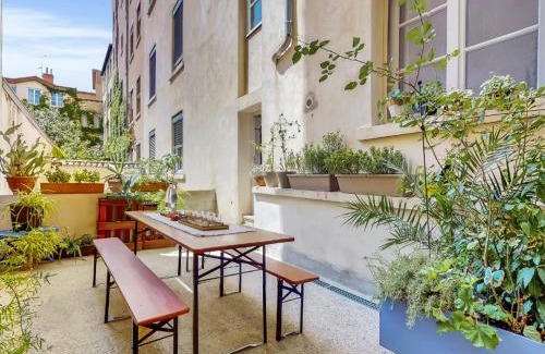 Grande Cote - Annonciade Apartment | Le Cocon du Papillon Bleu I 2 suites parentales avec terrasse en plein coeur de Lyon I Parking inclus