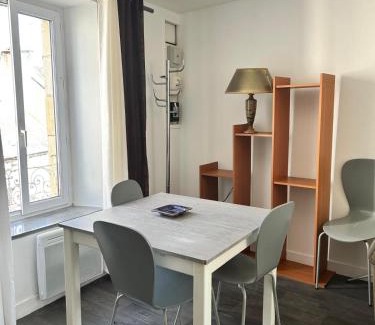 Carhaix-Plouguer Apartment | Le Duplex de la Place
