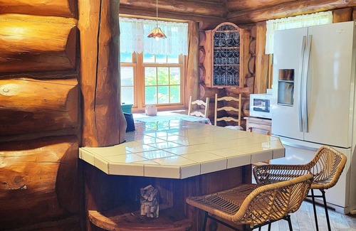 Entrelacs Ski Chalet | Le Féeria Chalet & Spa - Magnifique Chalet en Bois Rond sur le Bord de L'eau!