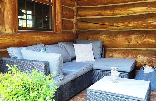 Entrelacs Ski Chalet | Le Féeria Chalet & Spa - Magnifique Chalet en Bois Rond sur le Bord de L'eau!