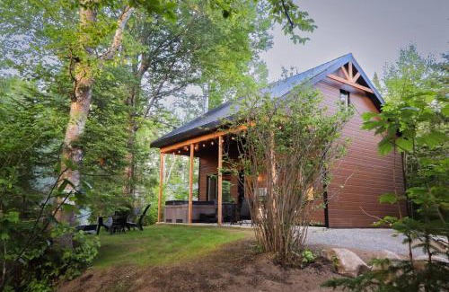 Shannon House | Le Geai Bleu - Waterfront Chalet with Spa