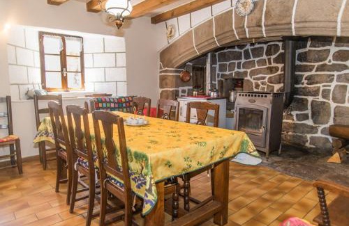 Peyre-en-Aubrac House | Le gite de marie
