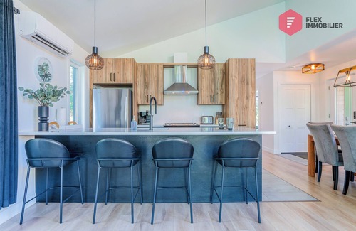 Pont-Rouge Ski Chalet | Le Grand Pic de Portneuf | 65" TV, Sonos, SPA, Pool, Fireplace, Billiards