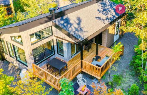 Pont-Rouge Ski Chalet | Le Grand Pic de Portneuf - 65" TV, Sonos, SPA, Pool, Fireplace, Billiards