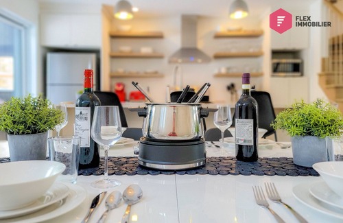 Pont-Rouge Cottage | Le Harfang de Portneuf/Firepit Fireplace SPA Pool Sauna Billiards Trails