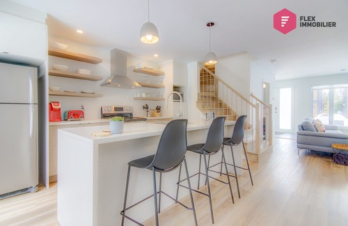 Pont-Rouge Cottage | Le Harfang de Portneuf/Firepit Fireplace SPA Pool Sauna Billiards Trails