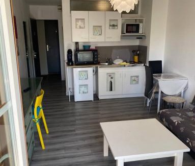 Larche Apartment | Le Havre de paix avec balcon vue sur piscine