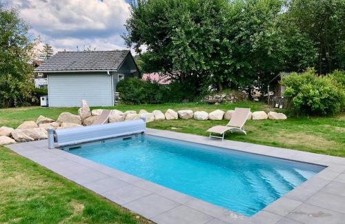 Gerardmer House | Le Jardin de Rose et Capucine, piscine et jardin avec terrasse