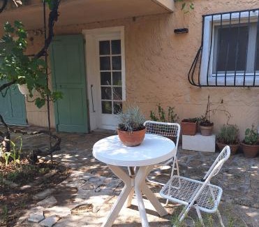 Raphele-les-Arles Apartment | Le jardinet d'Emma - Appart RDC avec jacuzzi, parking, au calme