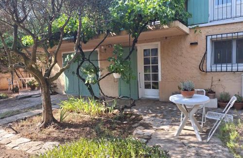 Raphele-les-Arles Apartment | Le jardinet d'Emma - Appart RDC avec jacuzzi, parking, au calme