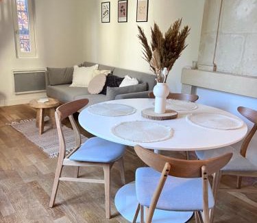 Chinon Apartment | Le Jeanne, appartement en duplex proche forteresse et centre ville