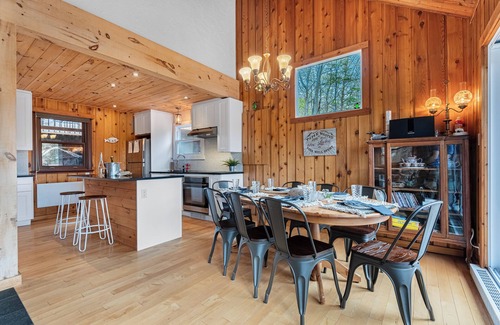 Les Pays-d'en-Haut Regional County Municipality Ski Chalet | Le Laurentides - Chaletwow